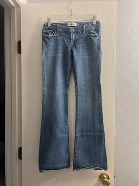 Abercrombie & Fitch Women's Flared Jeans in Classic Blue